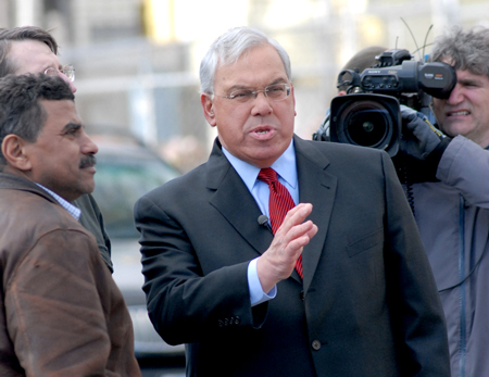 Mayor discusses project with contractor David Lopes